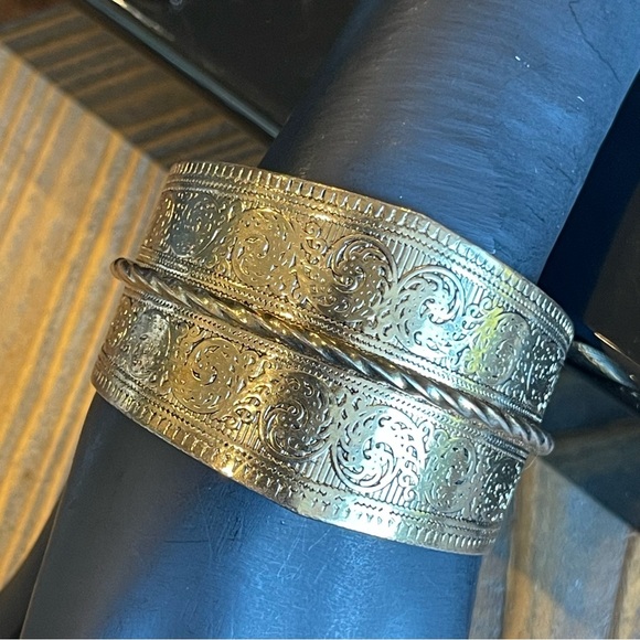 Gold Tone Embossed Cuff Bracelet Costume Women’s Jewelry - Picture 6 of 8